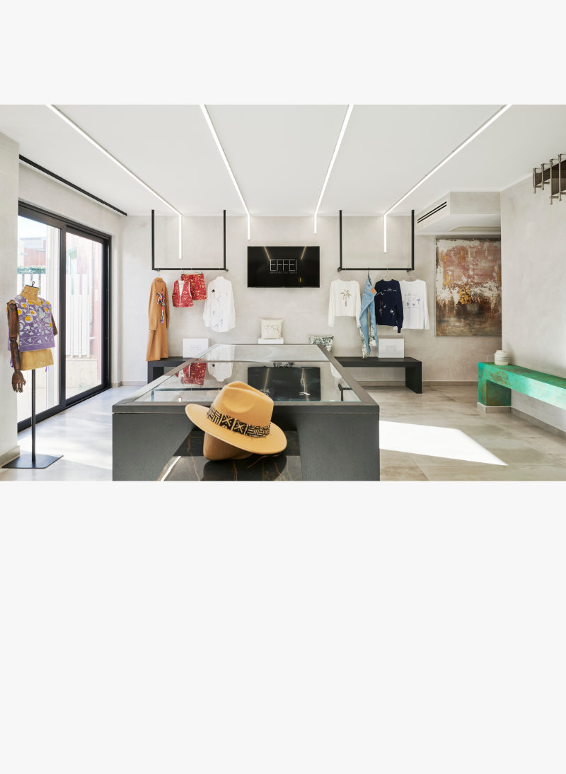 Abbigliamento e accessori in esposizione nello showroom partner