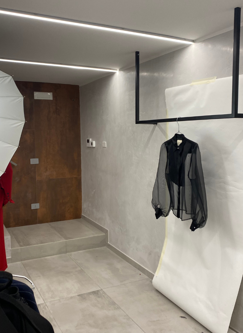 Studio fotografico MOHE: fondale e luci per uno shooting ecommerce di una camicia